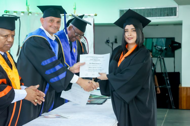 En el orden usual, Ing. Eldis Barnes, Dr. Jaime Gutiérrez y Mgtr. Ricardo Parker en  el acto de graduación en la FCA, Chiriquí. 