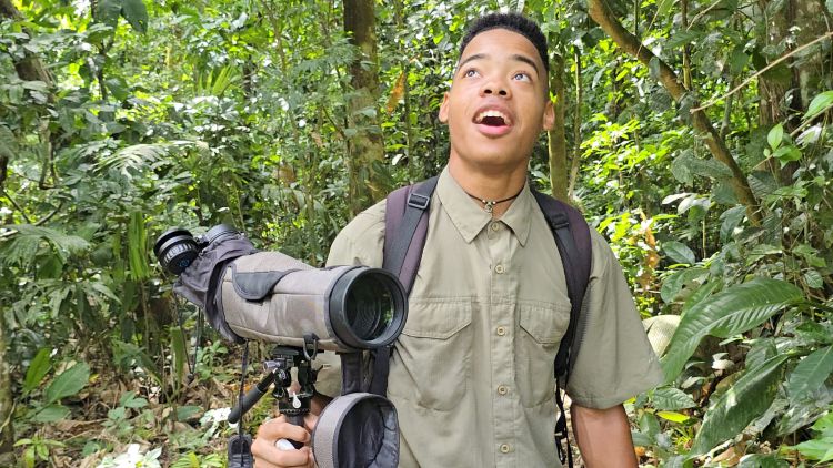 Bryan Scott muestra el tipo de binoculares que utiliza para la observación de aves.