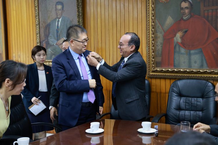 flores y vicegobernador de china