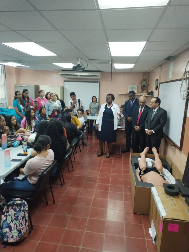 autoridades colina y enfermería 