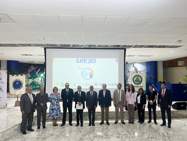 autoridades universitarias y participantes del congreso