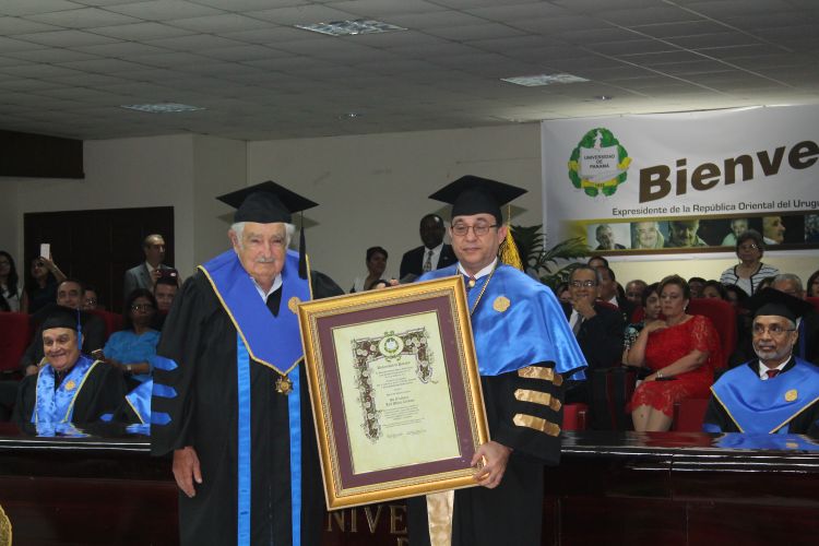 pepe mujica y flores 