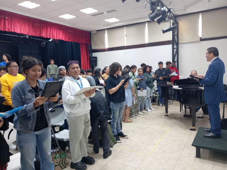 3.	El Mgtr. Alexis Moreno ensaya canto con los estudiantes de la carrera de música.