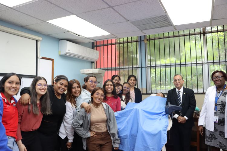 estudiantes y rector 