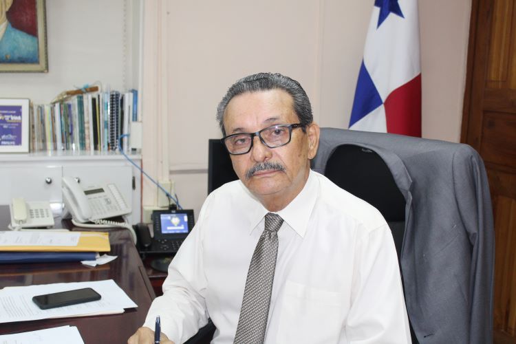 Mgter. Pedro A. Samaniego, director del Cruv.
