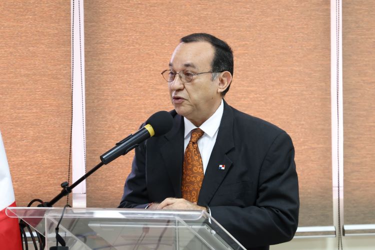 Rector de la UP, Dr. Eduardo Flores Castro.