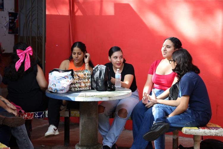 estudiantes en la up