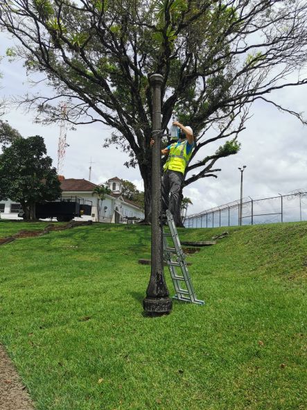Técnico instala los filtros que retienen las partículas de aire.