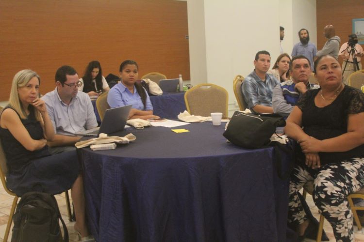 Participantes del taller realizado para regular todo lo relacionado a desechos  eléctricos y electrónicos.