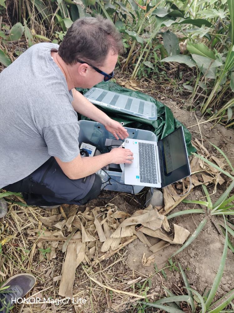 Expertos internacionales de la Universidad de Granada y la Universidad de  París colocan y calibran los instrumentos de medición sísmica.