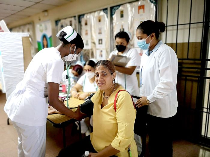 Mujer amamanta a su hijo. Sala de recién nacidos del Hospital del Niño. 