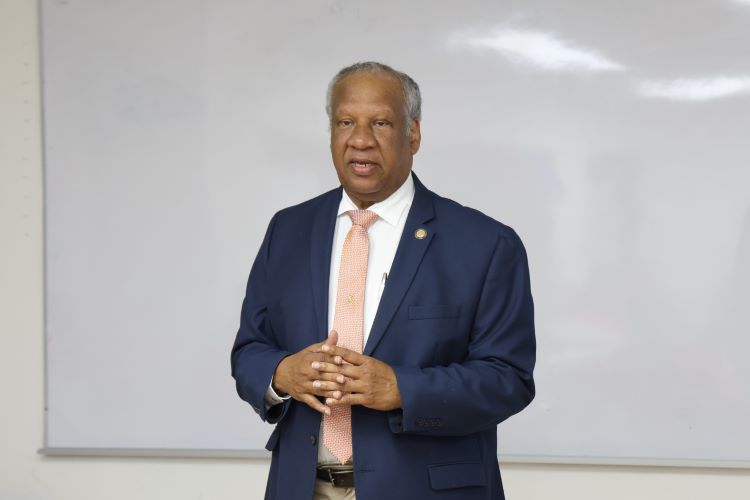 Magister Adolfo Quintero C.