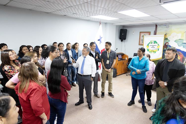 En la gráfica, el psicólogo Anel González desarrolla dinámica con funcionarios del IEA. 