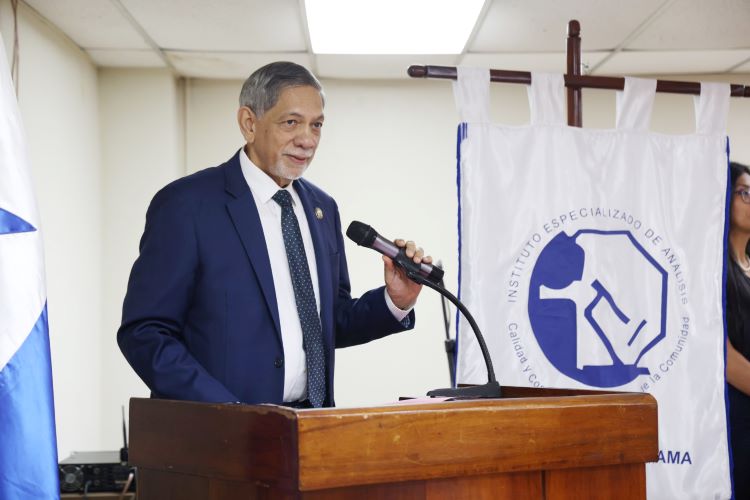 Dr. Goy Navas, director del IEA.