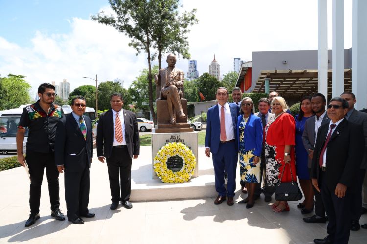 ofrenda a Justo Arosemena 
