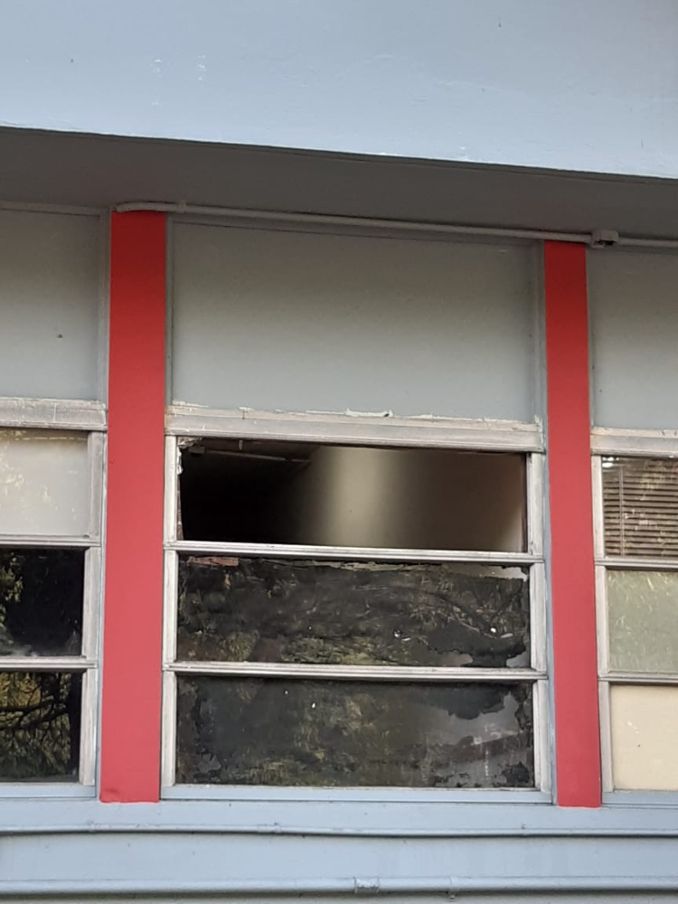 ventana rota medicina por la policía 