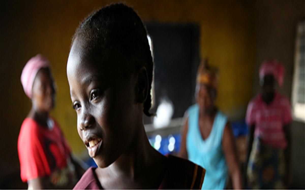 Gift Sherman es una estudiante de cinco años de la escuela primaria Hope en Buchanan City (Liberia), 2016. En muchos países, la equidad de género en la escuela primaria está lejos de alcanzarse. Foto Banco Mundial/Dominic Chavez.
