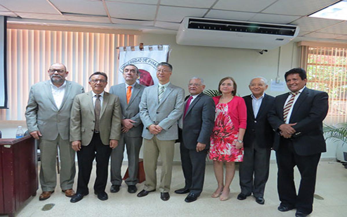 Autoridades universitarias con el embajador Wei Qiang.