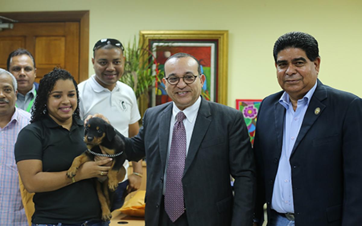 Dr. Eduardo Flores recibe al nuevo miembro de Protección.