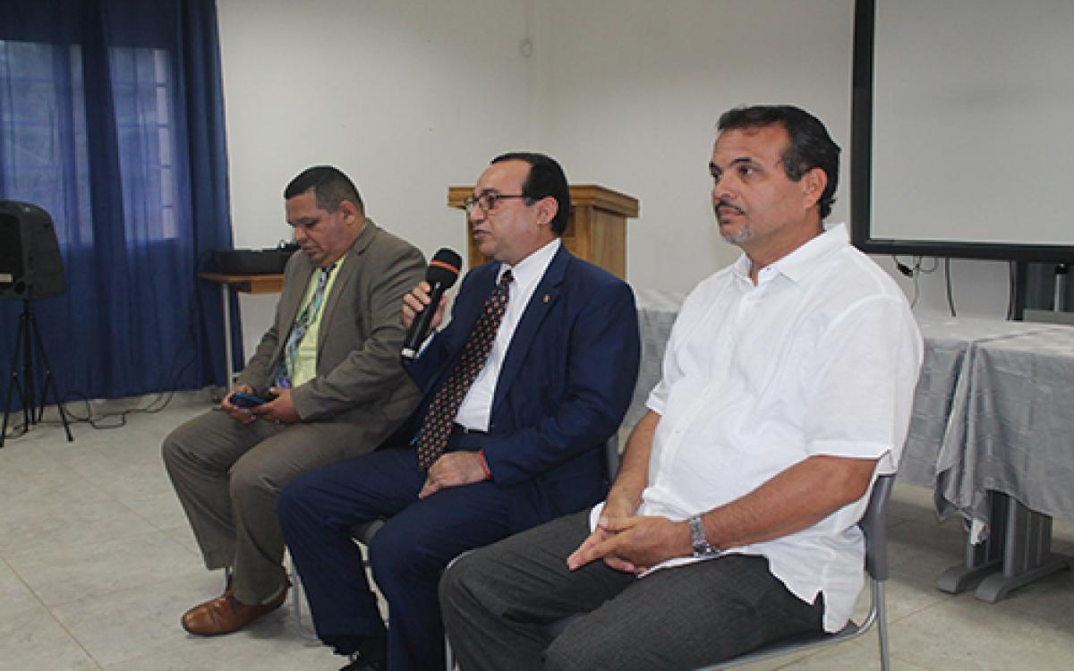 DR. EDUARDO FLORES CASTRO Y AUTORIDADES EN CONVERSATORIO EN CRUBO