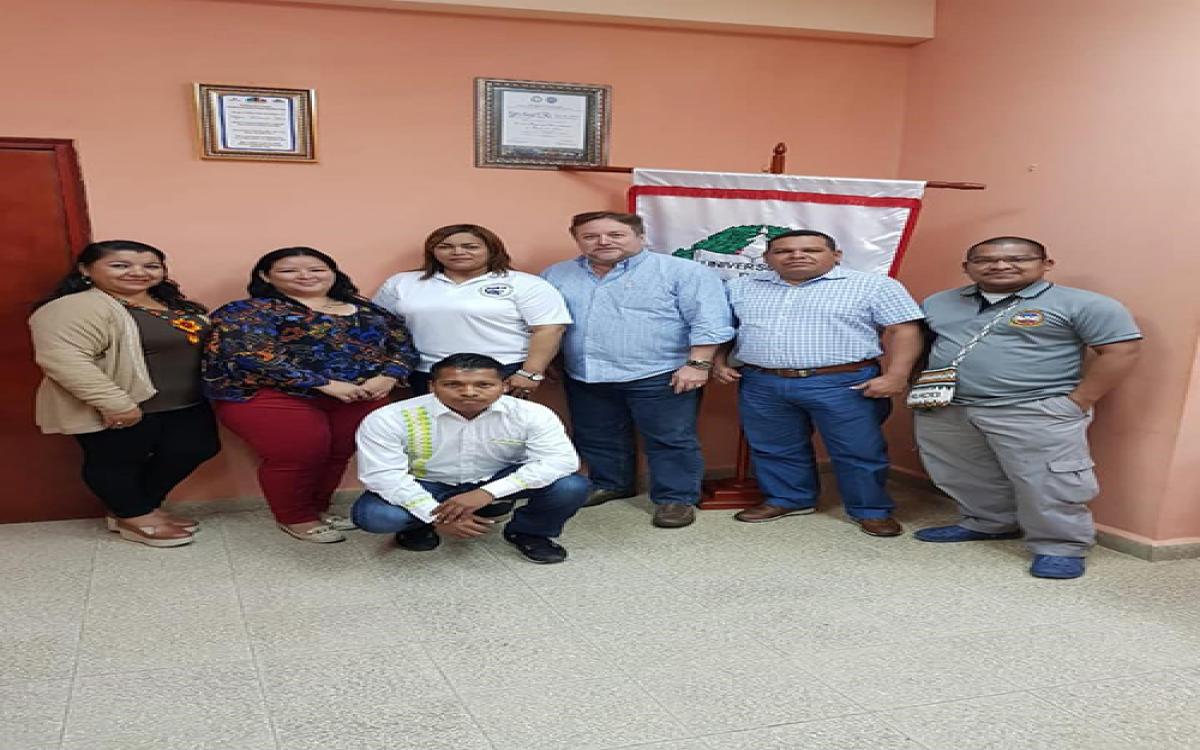 Vicerrector Beitia y funcionarios del CRUBO