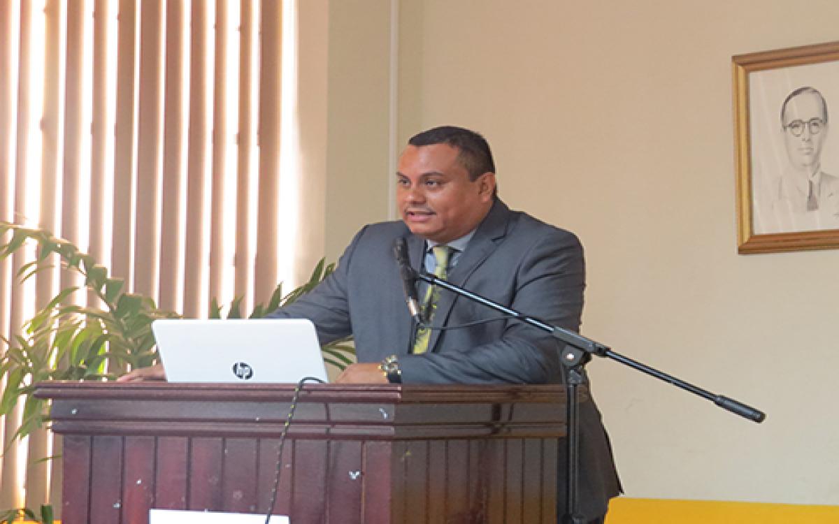 Profesor Ariel Carrion 