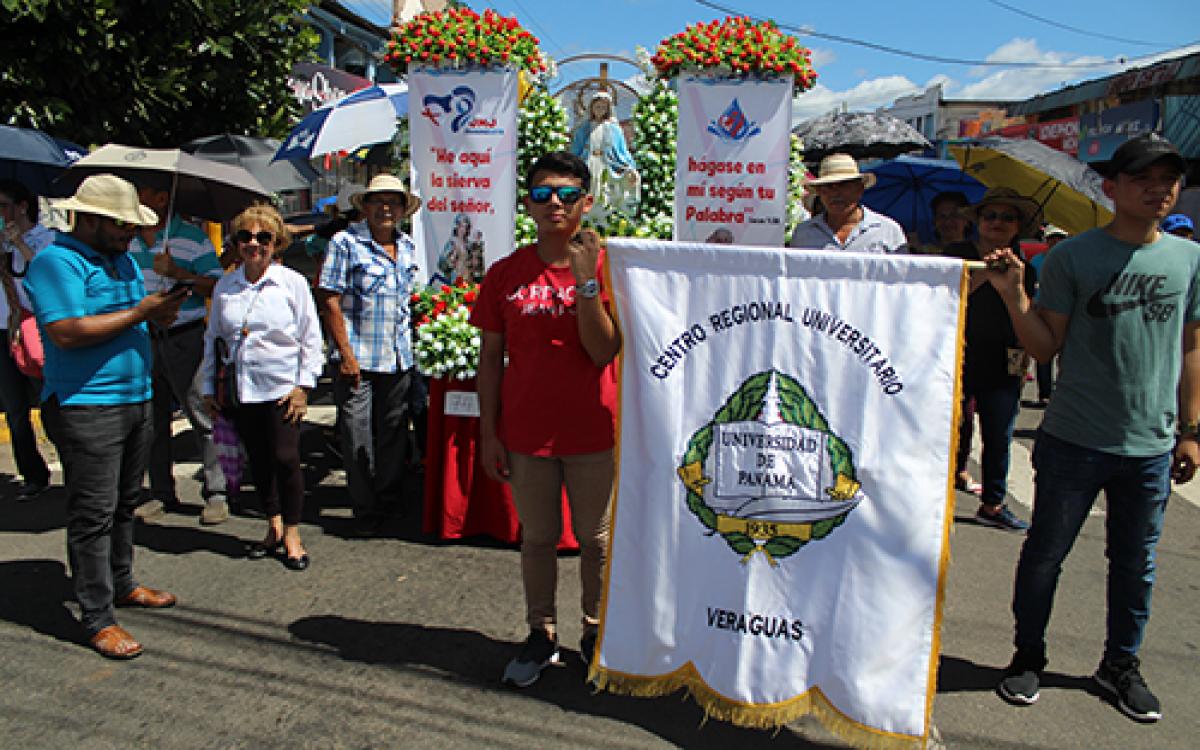 Docentes, adminsitrativos y estudiantes participaron de romería en honor a la Medalla Milagrosa.