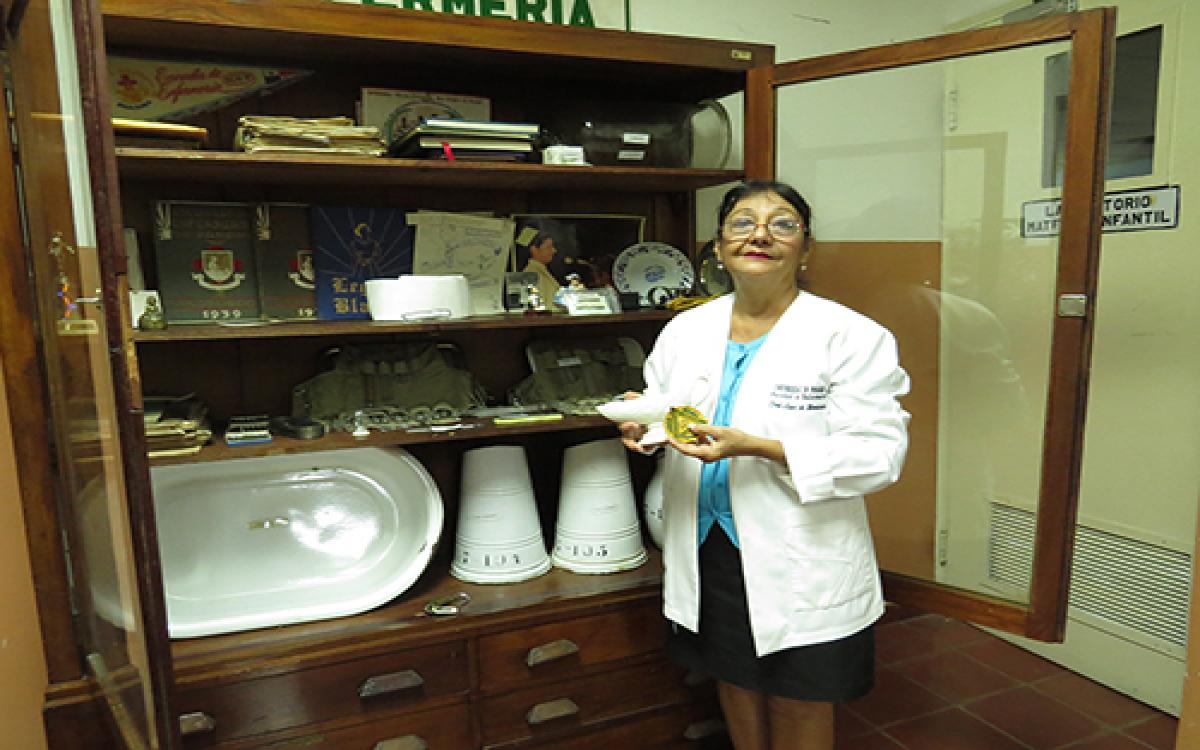 Vitrina con equipos y herramientas históricos. 