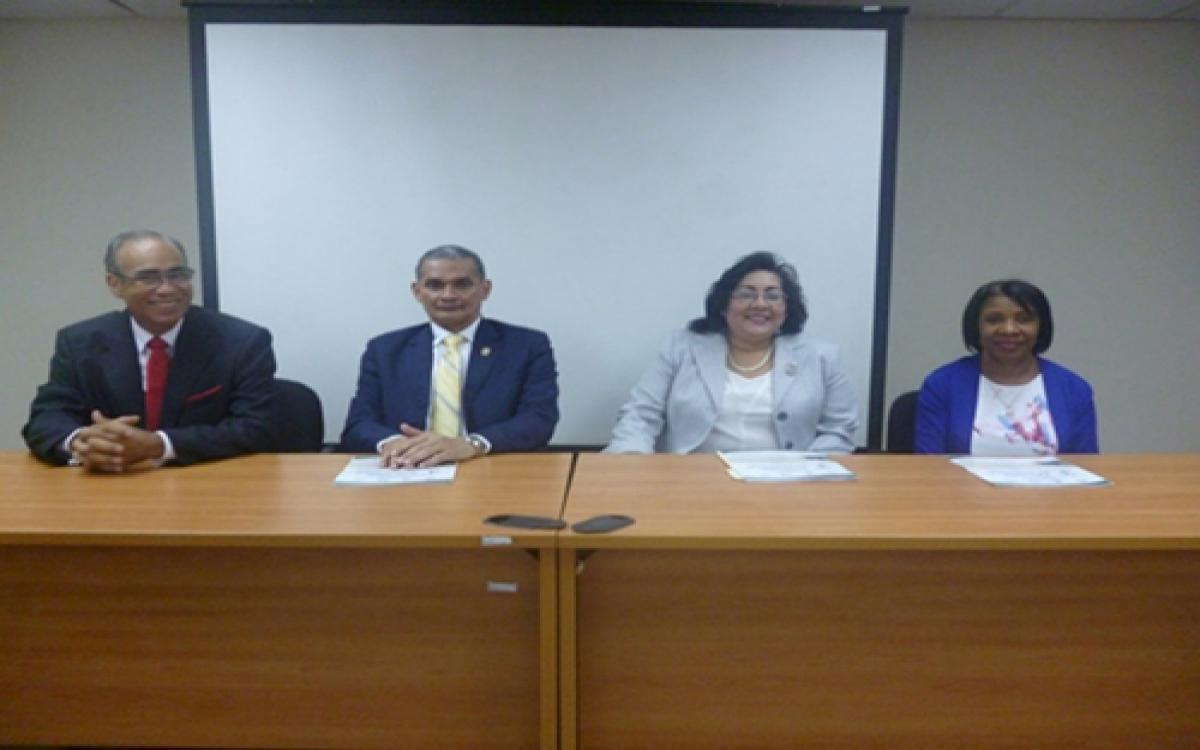 Dr. Miguel Ángel Cañizales, director de Investigación y Postgrado; Dr. Jaime Javier Gutiérrez, vicerrector de Investigación y Postgrado; Dra. Marita Mojica, decana de la facultad de Psicología; Mgtra. Evelina Rogers, vicedecana de la facultad de Psicología. 