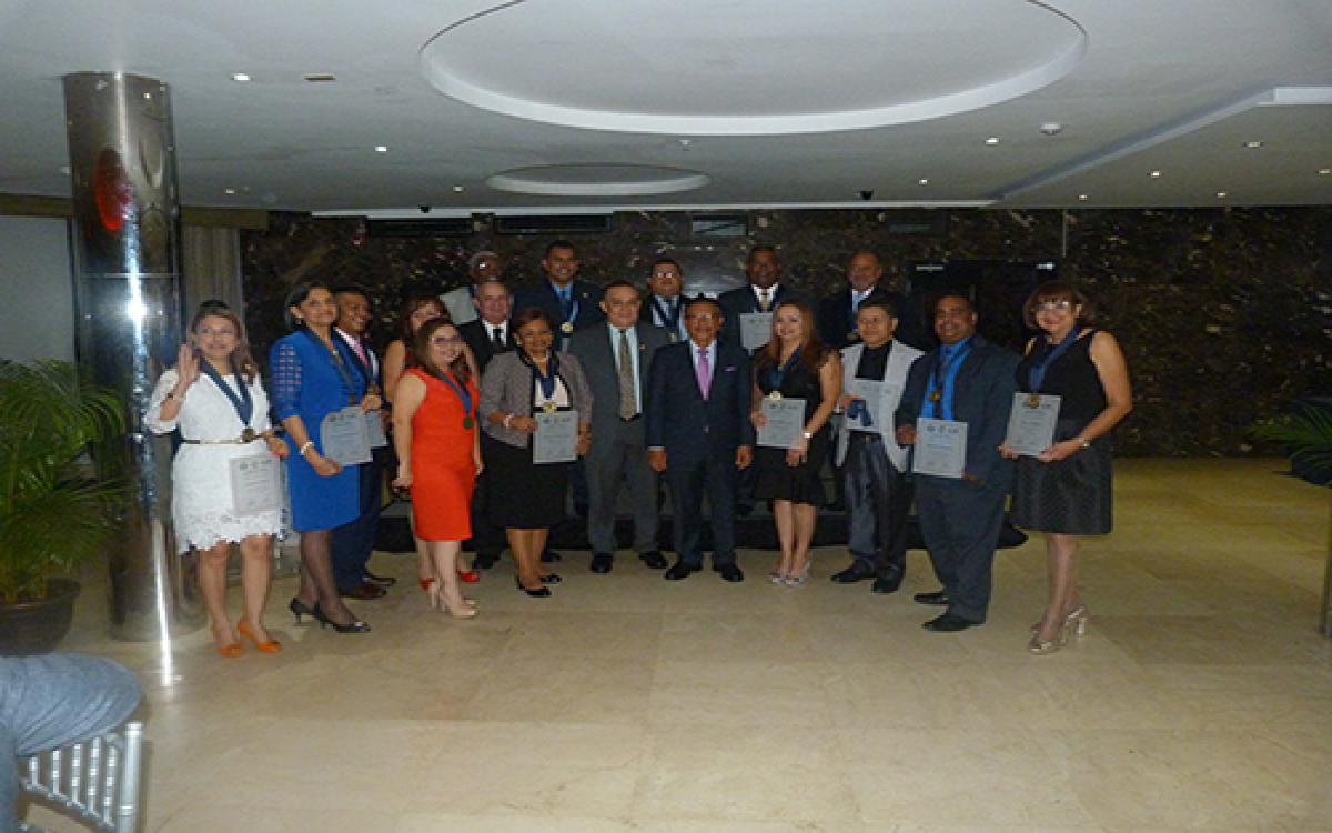 graduados distinguidos con las autoridades. 