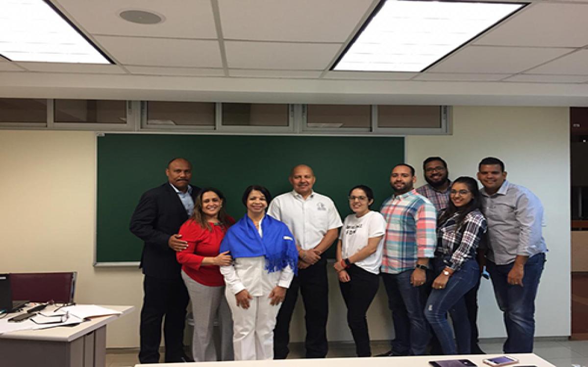 Tirso Castillo sociologo y estudiantes 