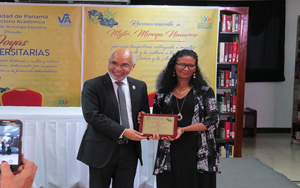 Dr. Emilio Moreno hace entrega de placa 