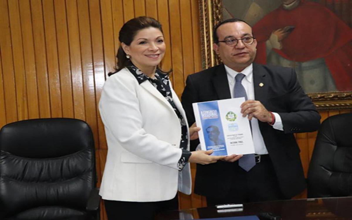 H.D. Ana Matilde Gómez recibe documento de las conclusiones de los Congresos Regionales.