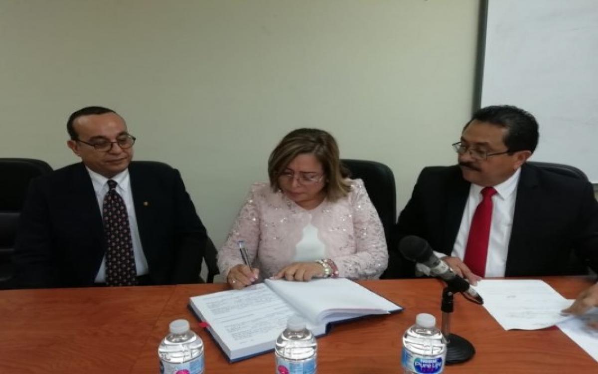 doctor Ricaurte Pacheco Tack,profesora Marta Elena Sánchez de Peralta y Rector Eduardo Flores Castro 