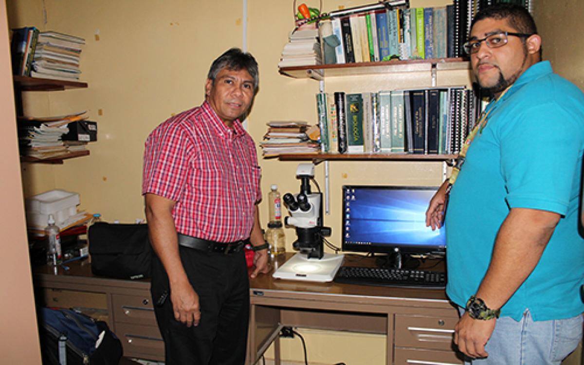 El prof. Abdiel Rodríguez, director del Serpentario y el Licd. Julio Saldaña Técnico Especialista, recibiero Estereo Microscopio.