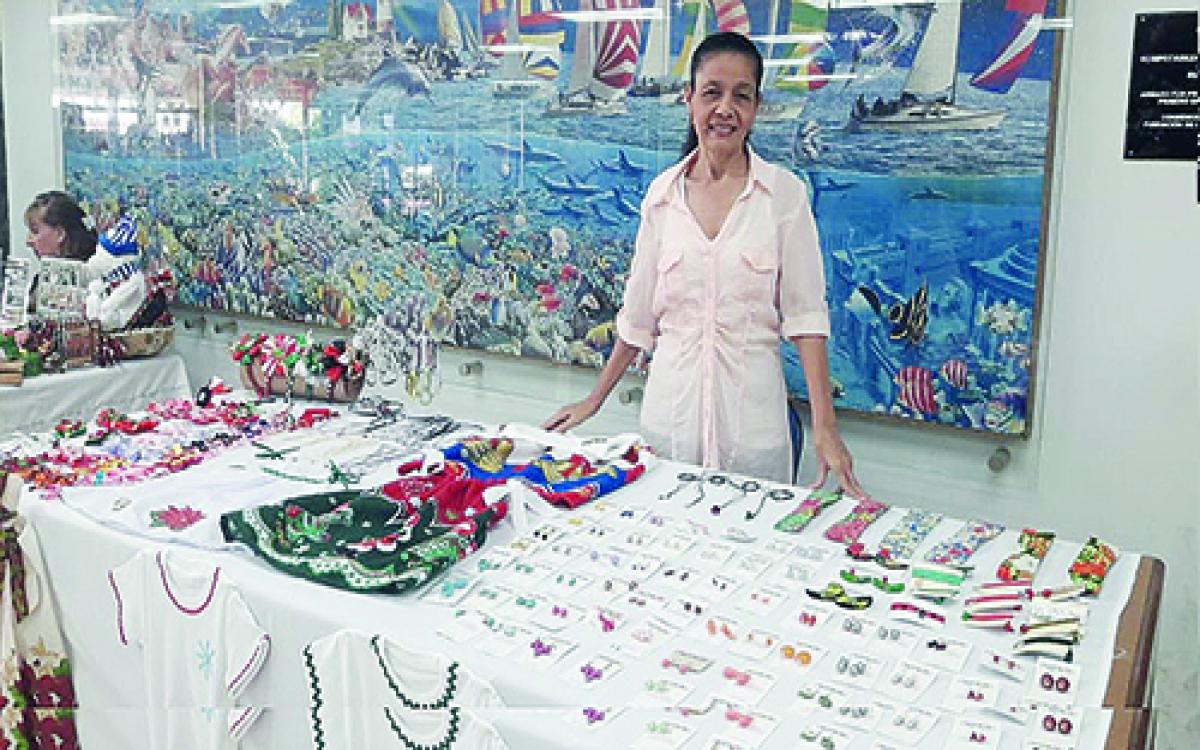 Exhibición de productos navideños hechos por manos emprendedoras panameñas. 