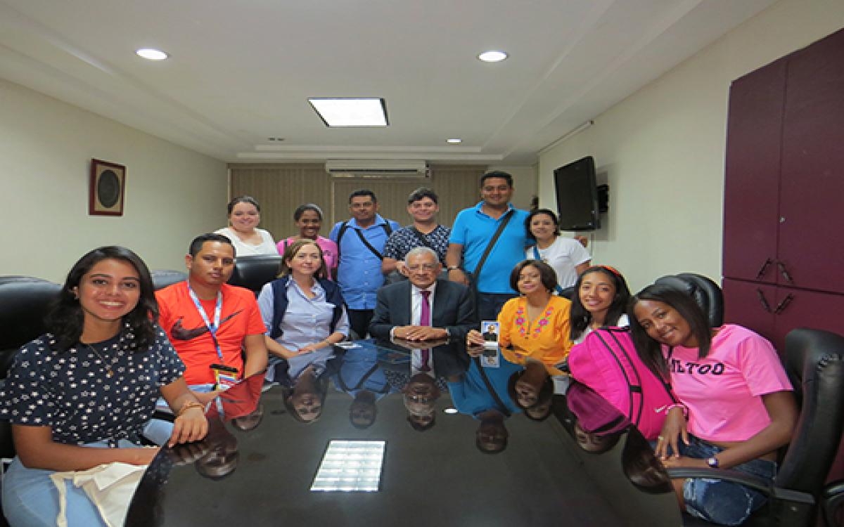 Dr. Olmedo García conversa con peregrinos 