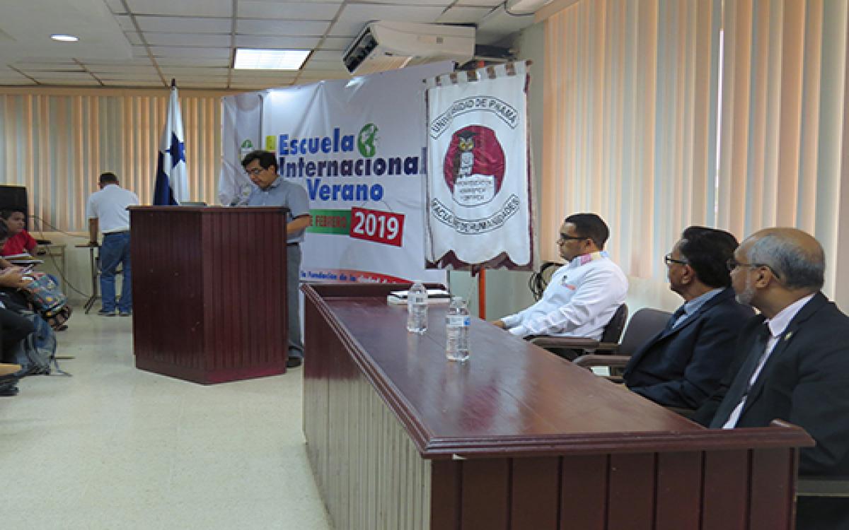 Autoridades universitarias en la conferencia 