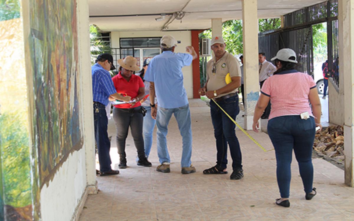 Personal de arquitectura mide y evalua las condiciones de la infraestructura dañada en el CRUV.