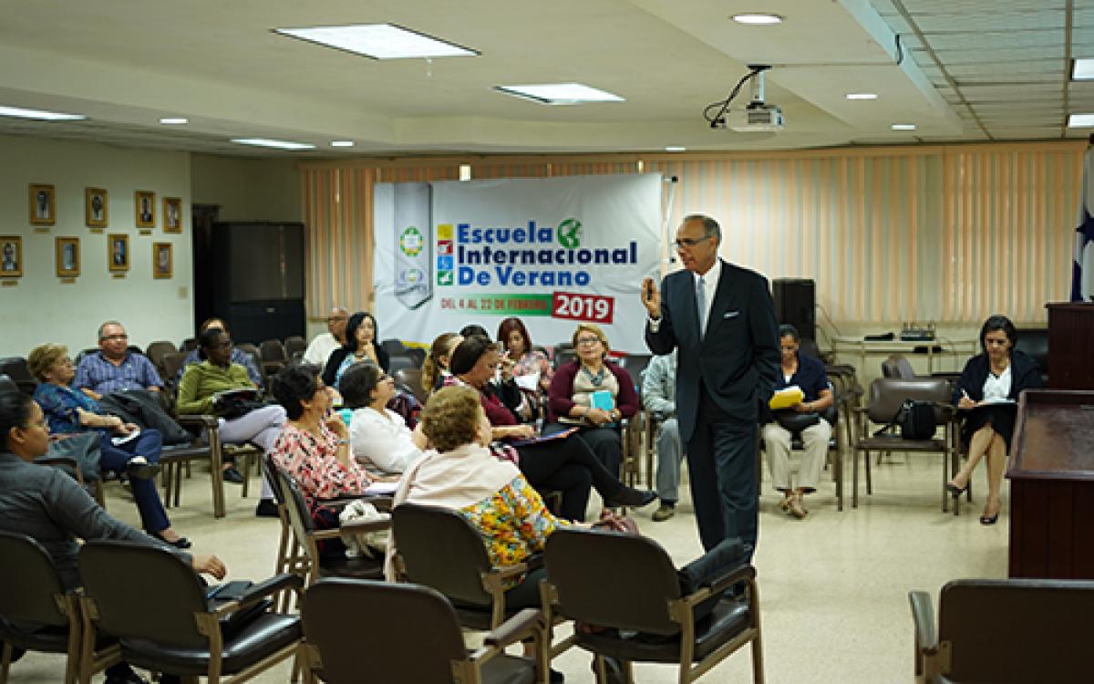 Catedrático Dr. Miguel Ángel Cañizales M., en el auditorio Manuel Octavio Sisnett.