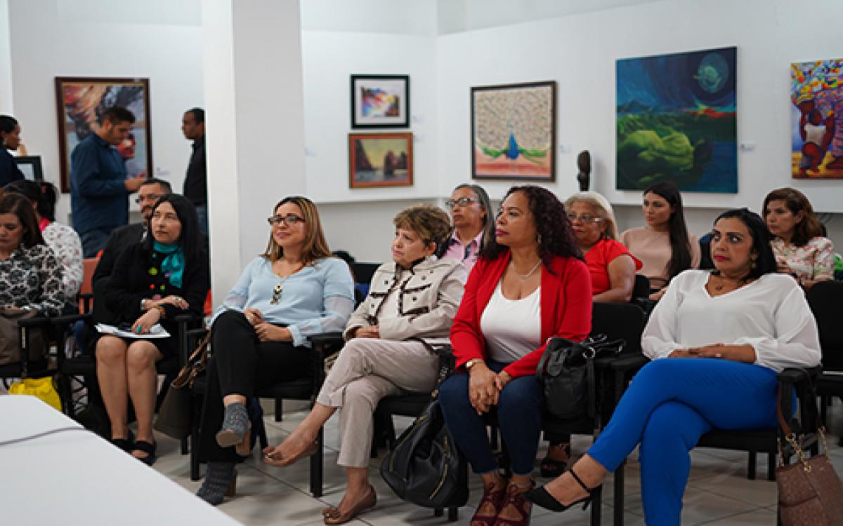 Mujeres políticas participantes en Espacio Poético en la Universidad de Panamá.