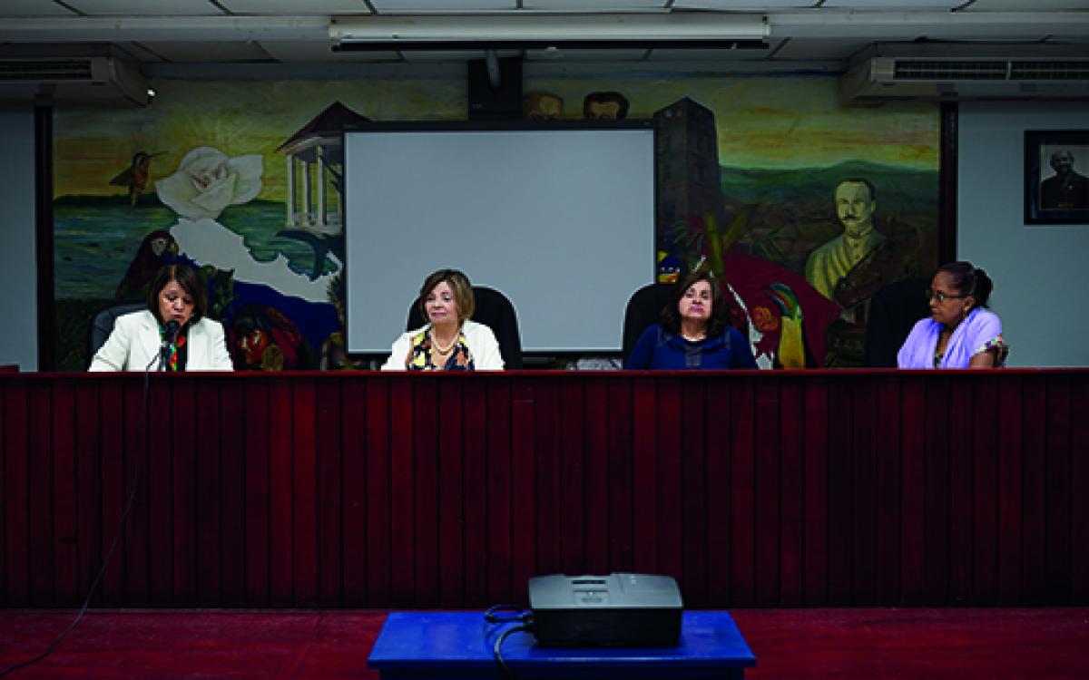 Sara Sotillo, la Maestra por Toribia Venado; Sara Sotillo: La Política por Luzmila de Young y Sara Sotillo: Vida Familiar por Vielka Vásquez y la moderadora fue la doctora Lesbia Arrocha, directora de Extensión de la VIEX. 