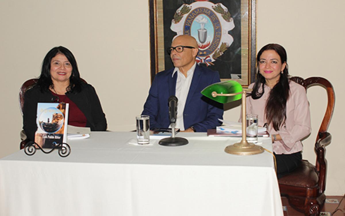 las profesoras Emma Gómez ,Ela Urriola y Luis Pulido Ritter 