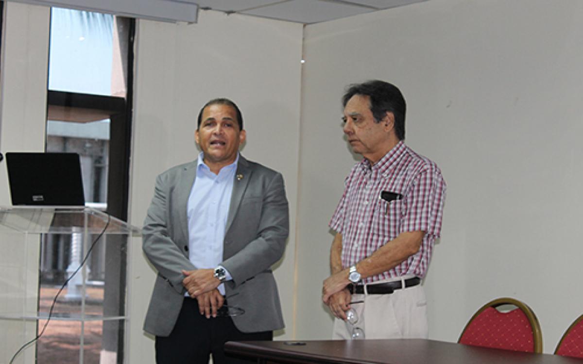 Ing. Luis Alberto Chang Marín Reyes y el Mgter. Elías López, decano de la facultad de Ingeniería.
