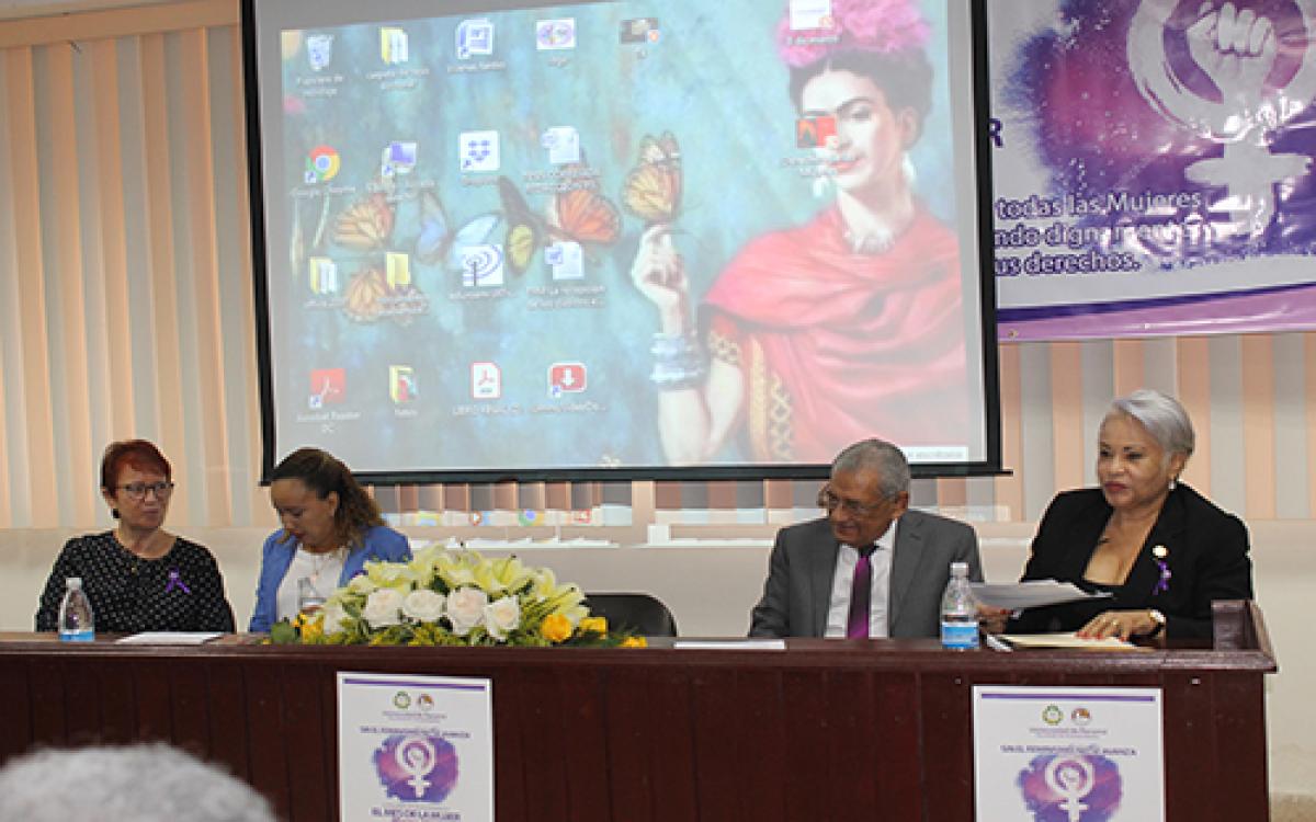 Profesoras Yolanda Marco, Urania Ungo y Johana Garay junto al doctor Olmedo García.