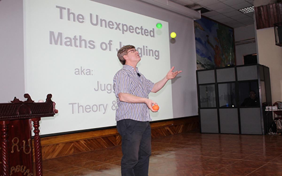 Dr. Colin Wright, matemático reconocido internacionalmente