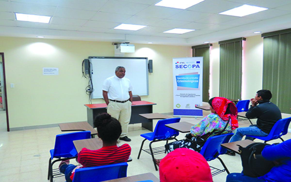 Padre Rafael Siu y particpantes 