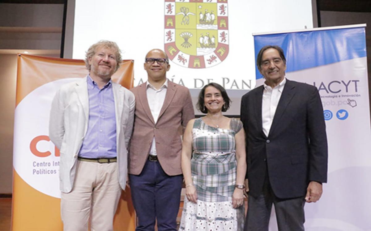 Dr. Paolo Vignolo, Dr. Harry Brown, Dra. Marixa Lasso y el Dr. Jorge A. Motta, en la presentación del Libro “Erased: The Untold Story of the Panama Canal.