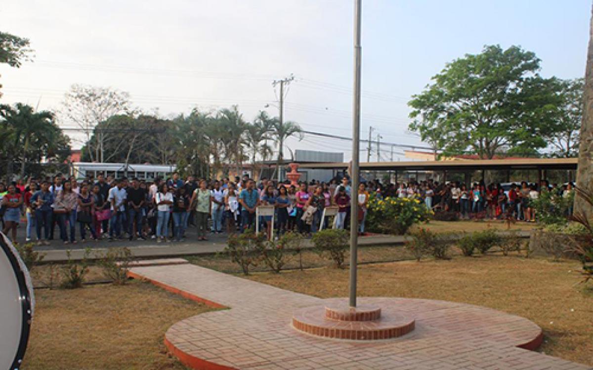 Estudiantes esperando el acto 