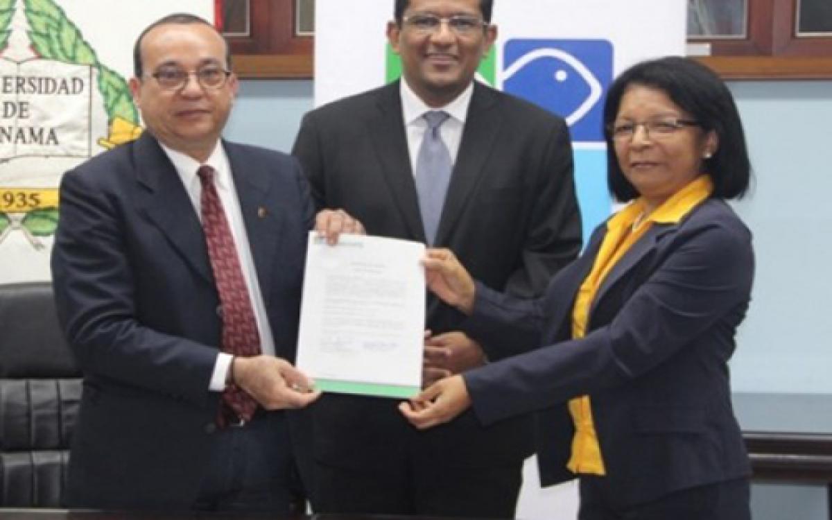 El Dr. Eduardo Flores y Dra. María de Stapf reciben Orden de Proceder 